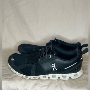 On Running Women’s 5 Terry Black and White Athletic Shoes size 9.5